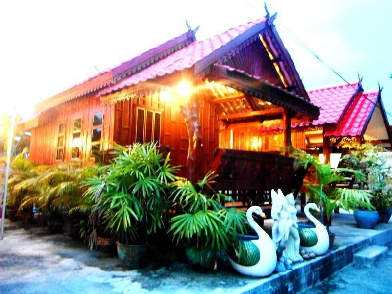 Suksomjai Hotel Rayong Exteriör bild